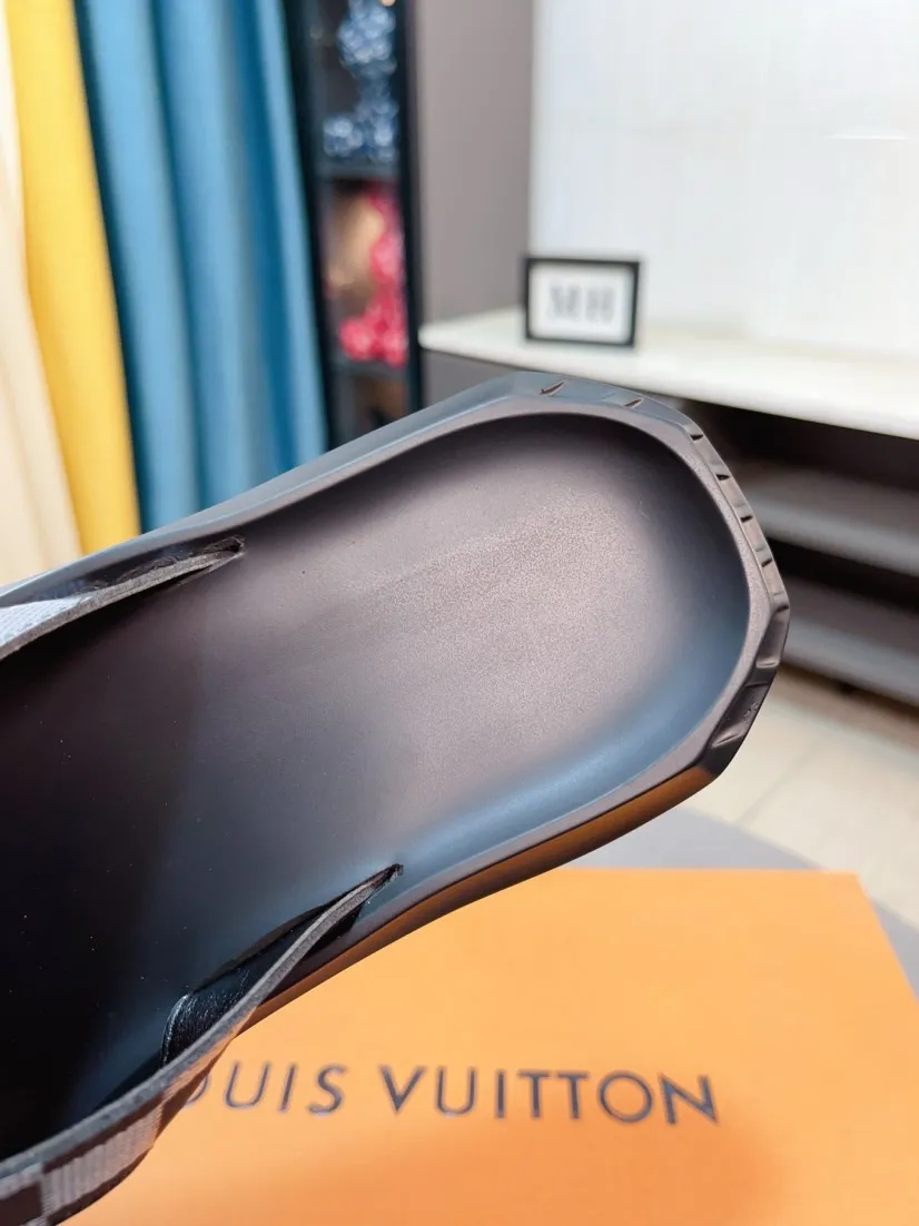 Men's shoes 💰260🌹🌹 (lv-Louis Vuitton) new men's sandals, high-end boutique, exquisite embossed logo decoration on the upper, fine workmanship, super soft soles, casual, loose and comfortable, a must-have in summer! \nsize：38-44